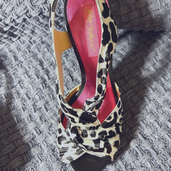 Betsy Johnson Size 7 Vera Cuoio Animal Print Heels - Picture 3 of 5